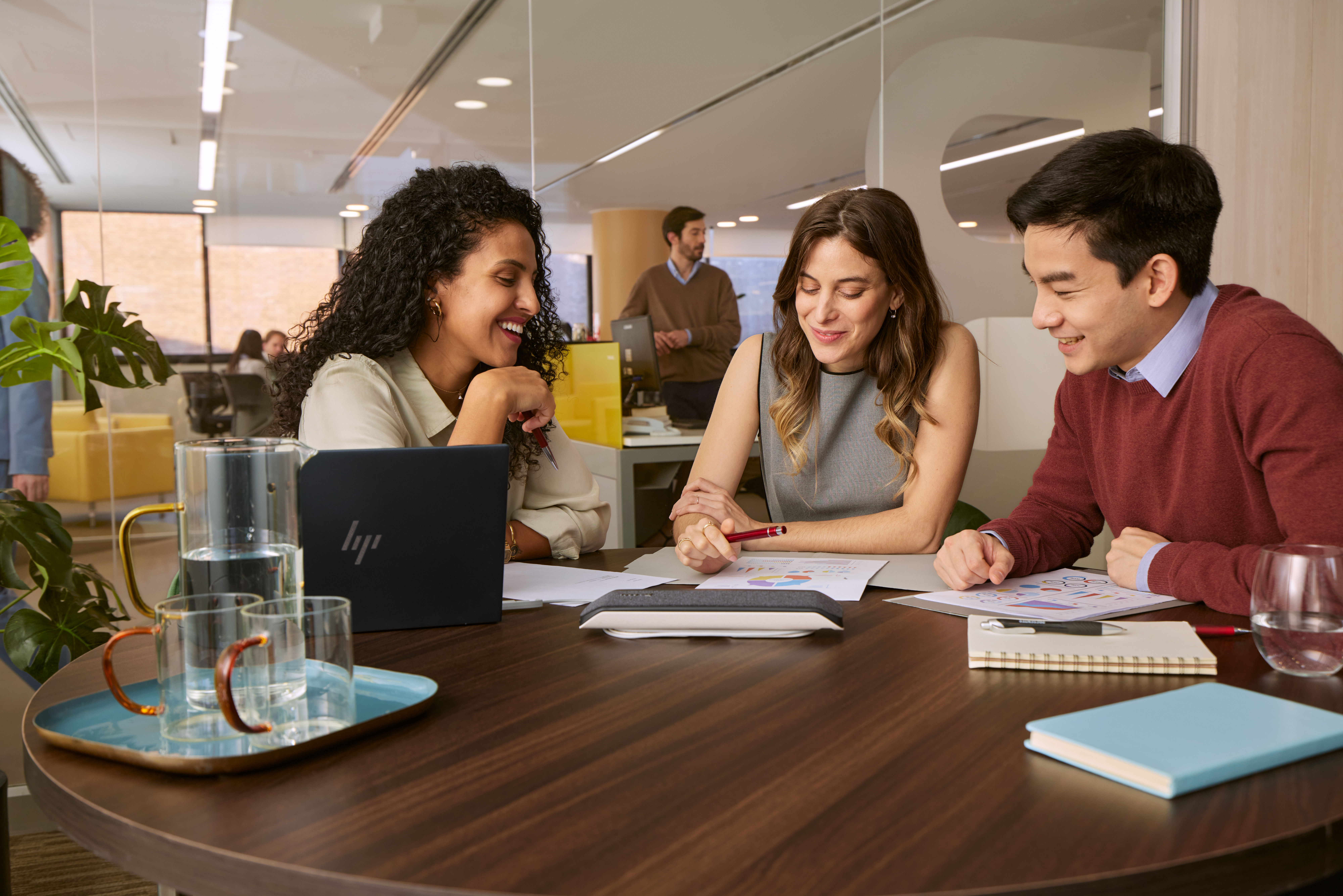 HP Poly Sync 40+ voor Microsoft Teams gecertificeerde USB-A USB-C speakerphone +BT700 USB-A adapter (77P36AA) thumbnail