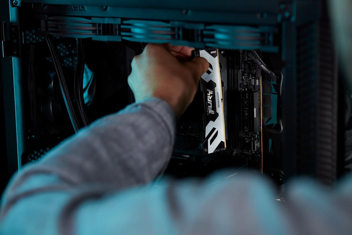 Kingston Technology FURY 48GB 8800MT/s DDR5 CL42 CUDIMM (set van 2) Renegade Silver (KF588CU42RSK2-48) thumbnail