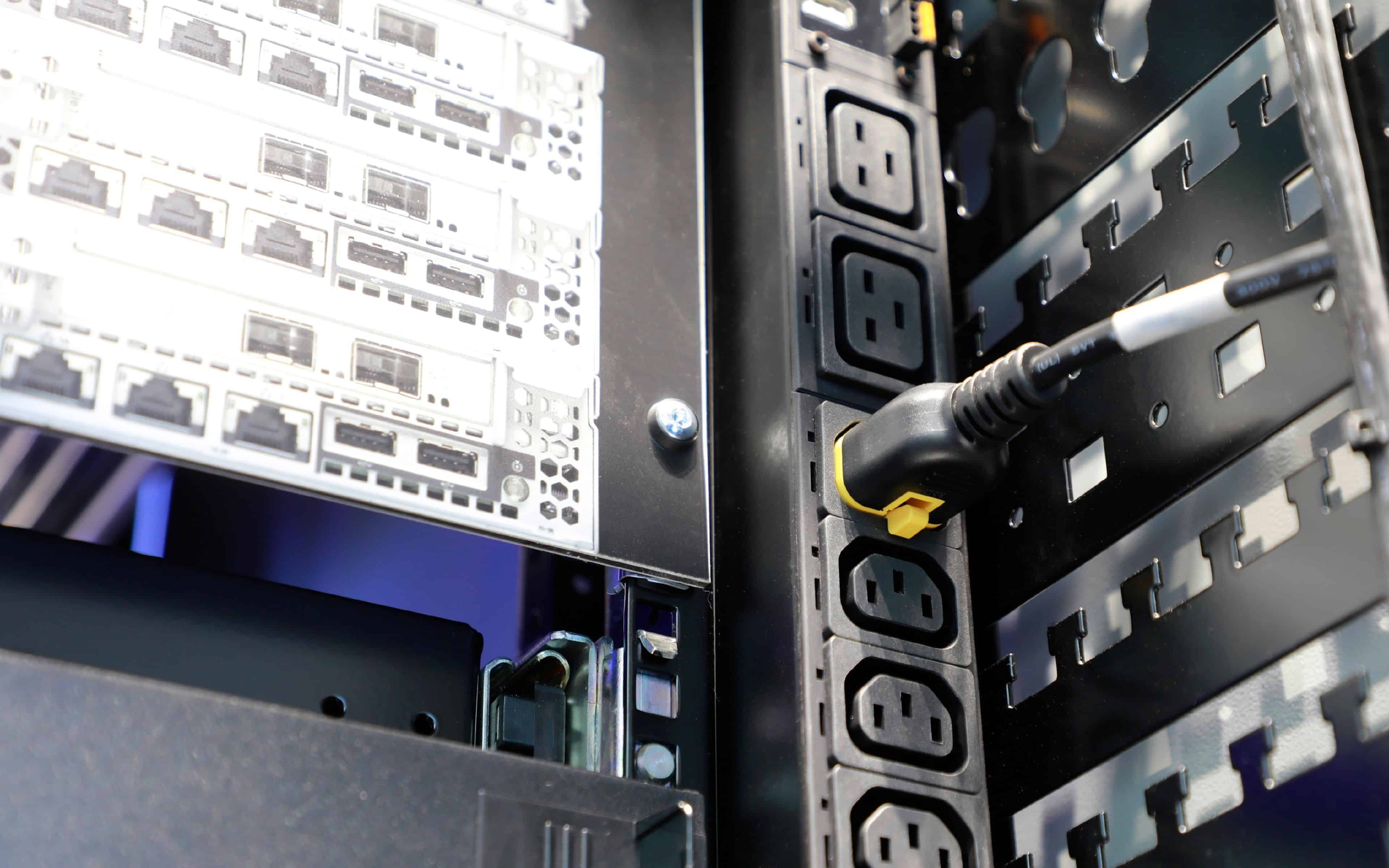 Rittal PDU Switched 16A/1P CEE12xC13 + 1xC19 (7979310) thumbnail