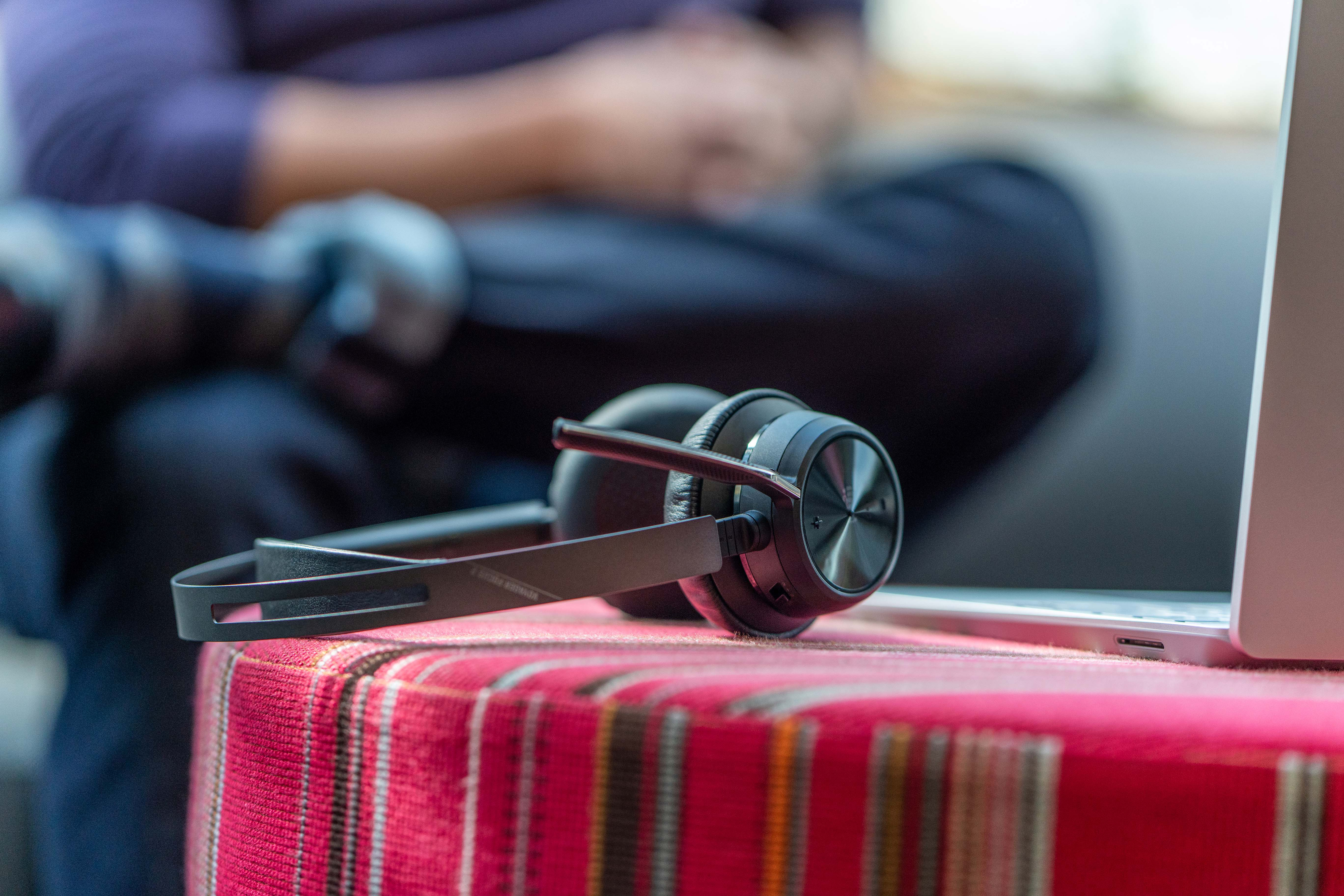 HP Poly Headset Voyager Focus 2 (77Y85AA) (77Y85AA) thumbnail