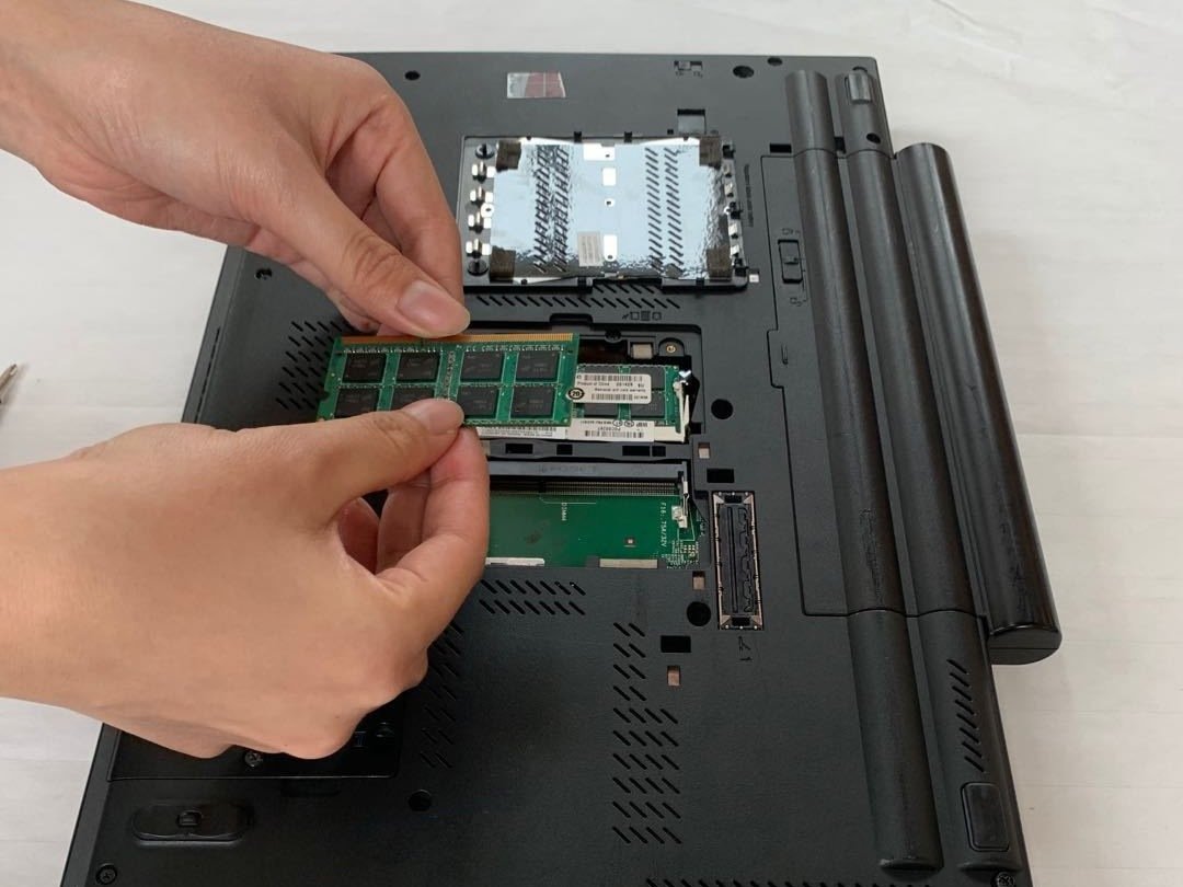 LENOVO QSFP+ 40G 850nm 100m 40GBASE-iSR4 JQPR04SRC8IB3 (78P2523) thumbnail
