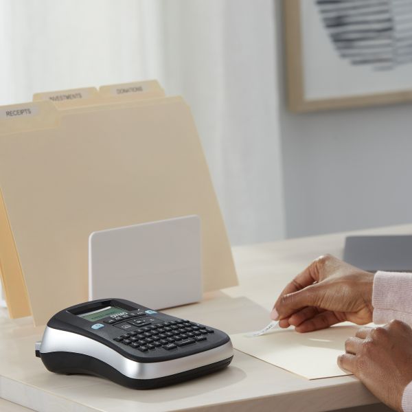 DYMO LabelManager Draagbare 210D+-labelmakerkit | QWERTY-toetsenbord | met zwart-witte D1-labels van 12 mm en een draagkoffer (2094492)