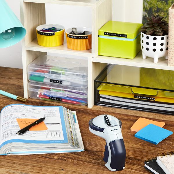 DYMO Omega labelmaker voor reliëfdruk | Kleine Lettertang met draaiklikwiel en ergonomisch ontwerp | Voor thuis, doe-het-zelven en knutselen (£/€, Ä, Ö & Ü) (S0717930)