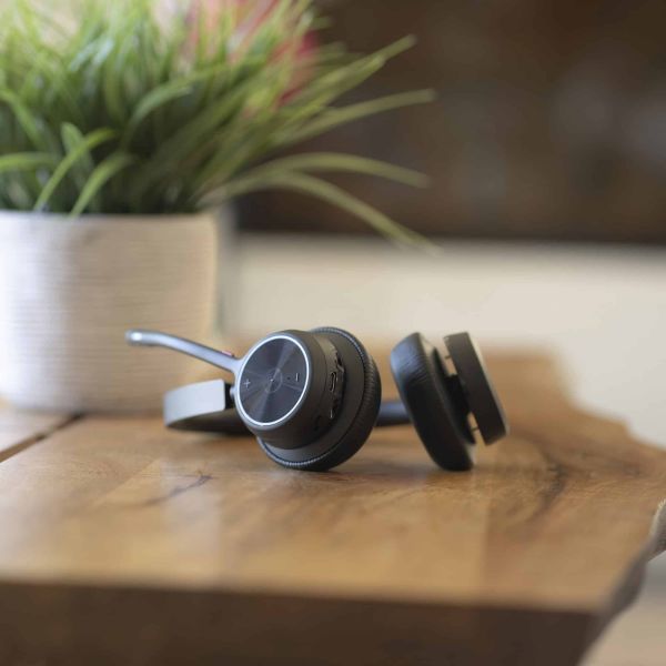 Poly Voyager 4320 USB-C Headset + BT700 dongle + oplaadstatief (77Z31AA)