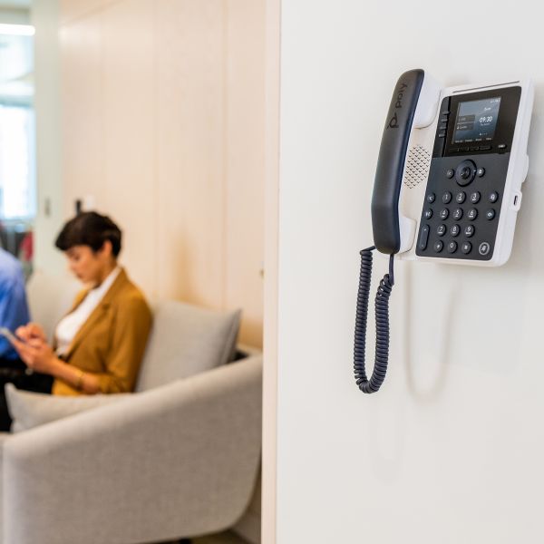 HP Poly Edge E100 IP-telefoon met PoE-ondersteuning