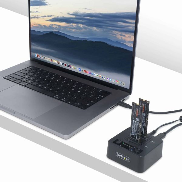 StarTech.com 1:1 M.2 NVMe Drive Duplicator, Standalone M.2 SSD Cloner/Copier tot 90GBpm, USB 3.2 20Gbps Dual-Bay M.2 Drive Dock, Inclusief USB-C/A Kabels (M2-HDD-DUPLICATOR-N1)