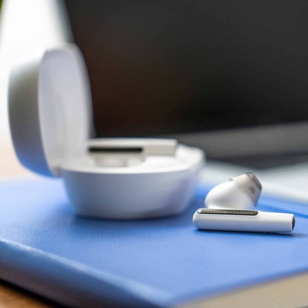 POLY Voyager Free 60+ UC White Sand Earbuds + BT700 USB-A-adapter + oplaadcase met touchscreen (7Y8G5AA)