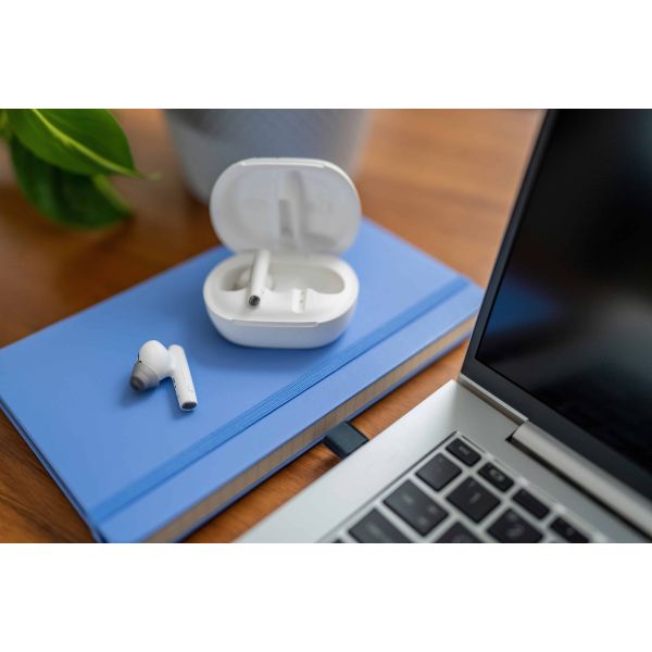 POLY Voyager Free 60+ UC White Sand Earbuds + BT700 USB-A-adapter + oplaadcase met touchscreen (7Y8G5AA)