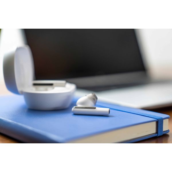 POLY Voyager Free 60+ UC White Sand Earbuds + BT700 USB-A-adapter + oplaadcase met touchscreen (7Y8G5AA)