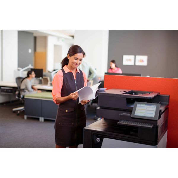 HP Color LaserJet Enterprise Flow M880z+ multifunctionele printer, Printen, kopiëren, scannen, faxen, Invoer voor 200 vel; Printen via USB-poort aan voorzijde; Scans naar e-mail/pdf; Dubbelzijdig printen (M880Z+)