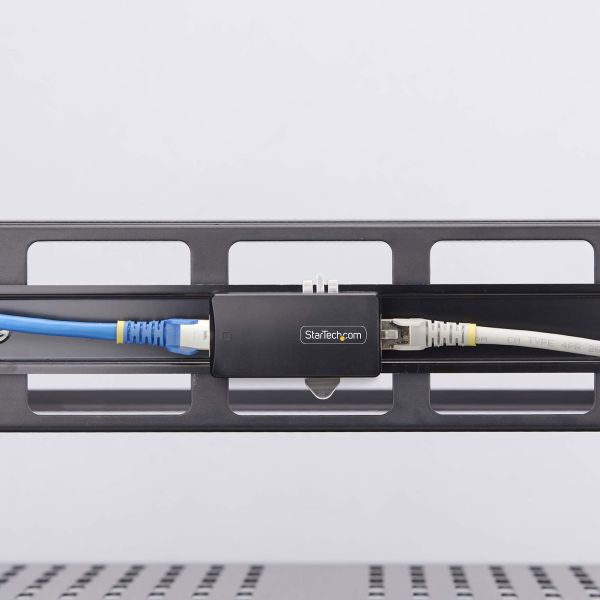 StarTech.com 1-Port Gigabit Netwerk Isolator, Compacte In-line RJ45 Ethernet Coupler met 4kV Galvanische Isolatie, IP40, DIN Rail Monteerbaar, TAA Compliant (1G-NETWORK-ISOLATOR)
