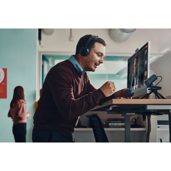 POLY Voyager Focus 2 USB-C-C Headset +USB-C/A Adapter +Charging Stand (9T9J5AA)