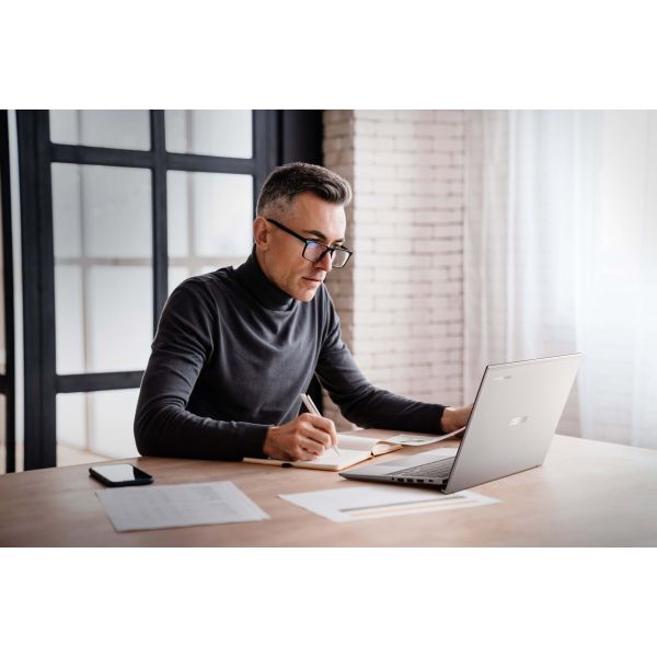 ASUS Chromebook Plus Enterprise CX54 CB5403CMA-QM0547-PO Intel Core Ultra 7 155U 35,6 cm (14") Touchscreen WQXGA 16 GB LPDDR5x-SDRAM 256 GB SSD Wi-Fi 6E (802.11ax) ChromeOS Portugees Zilver (90NX0791-M00MA0)