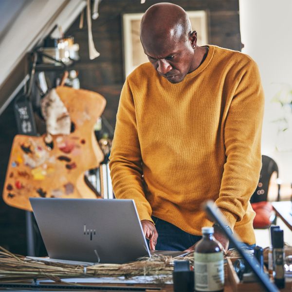 HP ZBook Studio G11 Intel Core Ultra 7 165H Mobiel werkstation 40,6 cm (16") WUXGA 32 GB DDR5-SDRAM 1 TB SSD NVIDIA RTX 2000 Ada Wi-Fi 7 (802.11be) Windows 11 Pro AI PC, AI Workstation Zilver (98L08ET#ABB)