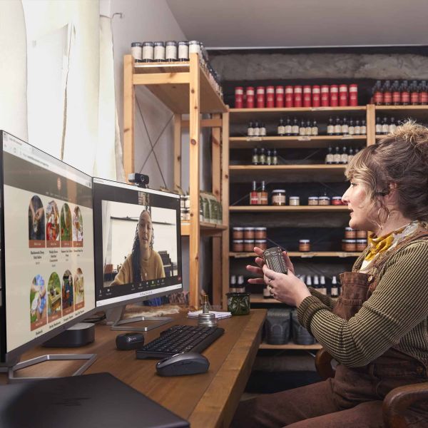 HP Poly Voyager Free 60+ UC M Carbon Black Earbuds + BT700 USB-C-adapter + oplaadcase met touchscreen (7Y8H0AA)