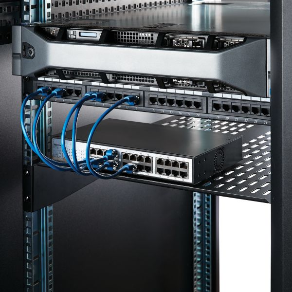 StarTech.com 2U Server Rack Schap - Universele Geventileerde Rack Mount Cantilever Shelf voor 19" Netwerk Kast & Apparatuur - Heavy Duty Staal - Capaciteit 23kg - Diepte 55cm (22”) - Zwart (CABSHELF22V) (CABSHELF22V)
