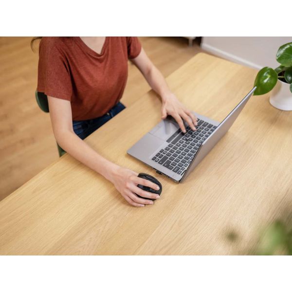 Trust Voxx Draadloze oplaadbare ergonomische muis – Ergonomische muis – Draadloze muis – Oplaadbare muis – LED‑display – Zwart (23731)