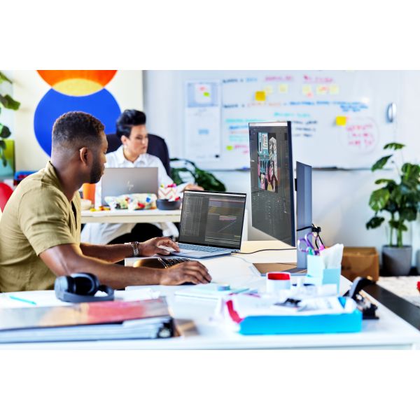 HP ZBook Studio 16 G11 Intel Core Ultra 9 185H Mobiel werkstation 40,6 cm (16") WQUXGA 64 GB DDR5-SDRAM 2 TB SSD NVIDIA GeForce RTX 4070 Wi-Fi 7 (802.11be) Windows 11 Pro AI Workstation, AI PC Zilver