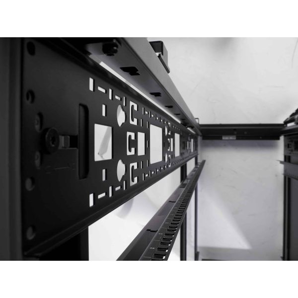 APC AR3100 NetShelter SX 42U 600mm(b) x 1070mm(d) 19" IT rack, behuizing met zijpanelen, zwart (AR3100)