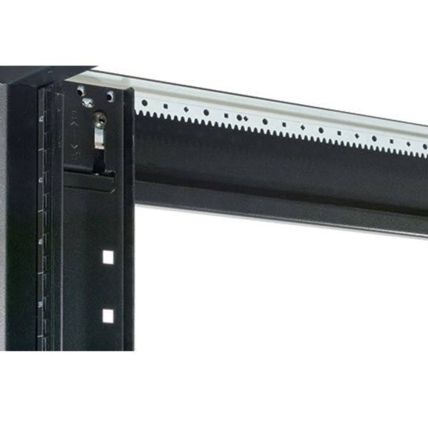 APC NetShelter SX 42U 600mm(b) x 1070mm(d) 19" IT rack, behuizing zonder zijpanelen, zwart (AR3100X609) APC NetShelter SX 42U 600mm(b) x 1070mm(d) 19" IT rack, behuizing zonder zijpanelen, zwart (AR3100X609)