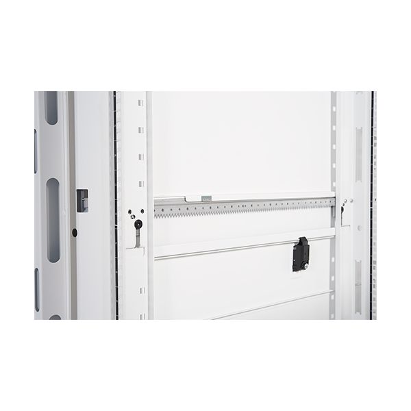 APC NetShelter SX 48U 600mm brede x 1200mm diepe behuizing met zijden, wit (AR3307W)