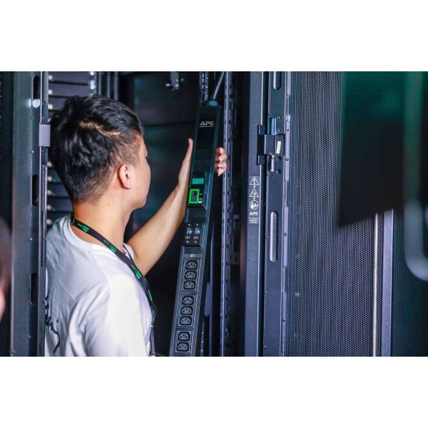 APC Easy PDU EPDU1232M, Metered, 0U, 32A, 400V, (18x)C13 & (6x)C19, IEC60309 32A 3Fase stekker (EPDU1232M)