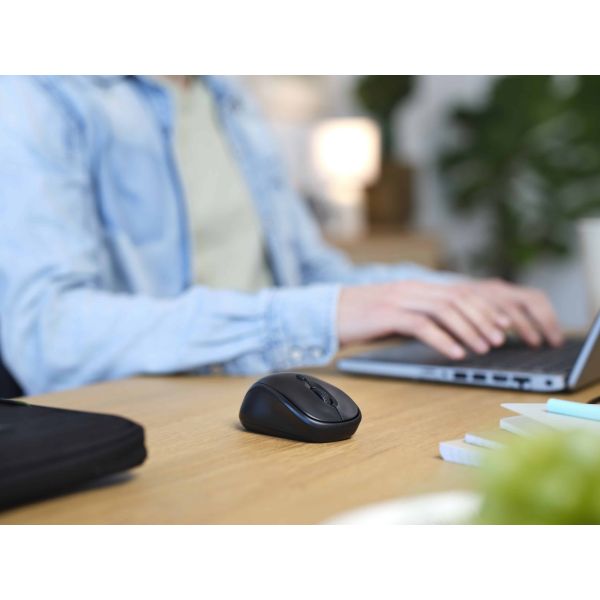 Trust Bologna laptop schoudertas 16 inch - Laptop schoudertas – Voor laptops tot 16 inch – Gerecycled materiaal – Zwart (24988)
